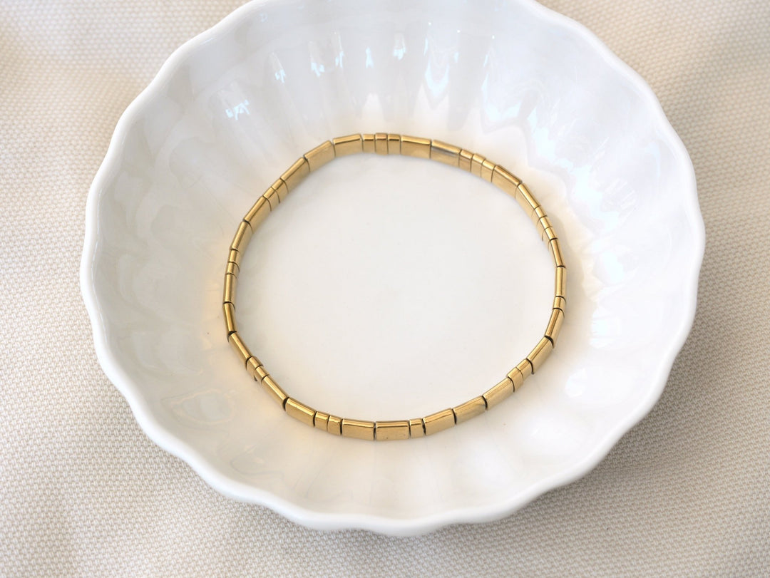 Goldenes Stretch-Armband aus Glasperlen, schöner Schmuck für junge Frauen und Teenager Mädchen von Alicia's Diary