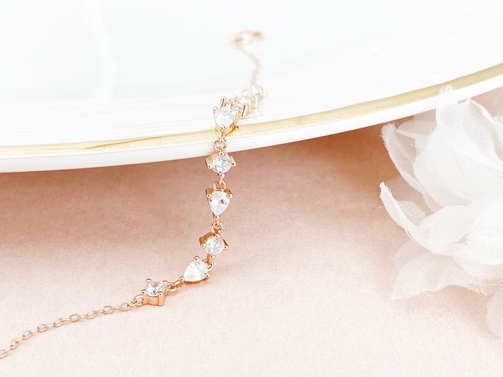Antiallergenes Kristall Armband aus vergoldetem Silber, Schmuck Inspiration Clean Girl, Teller mit goldenem Rand, weiße Blume, Alicia's Diary