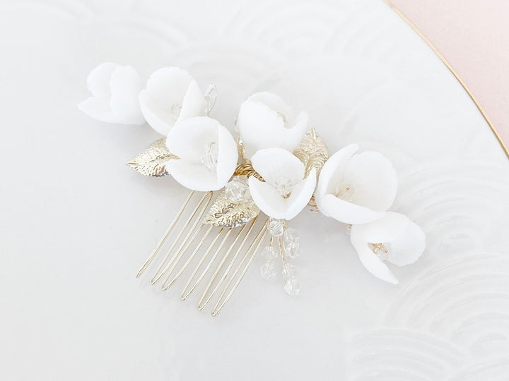 Zarter Braut Haarkamm Lori - gold mit Rocailles und zarten Blüten - kissedby.shop