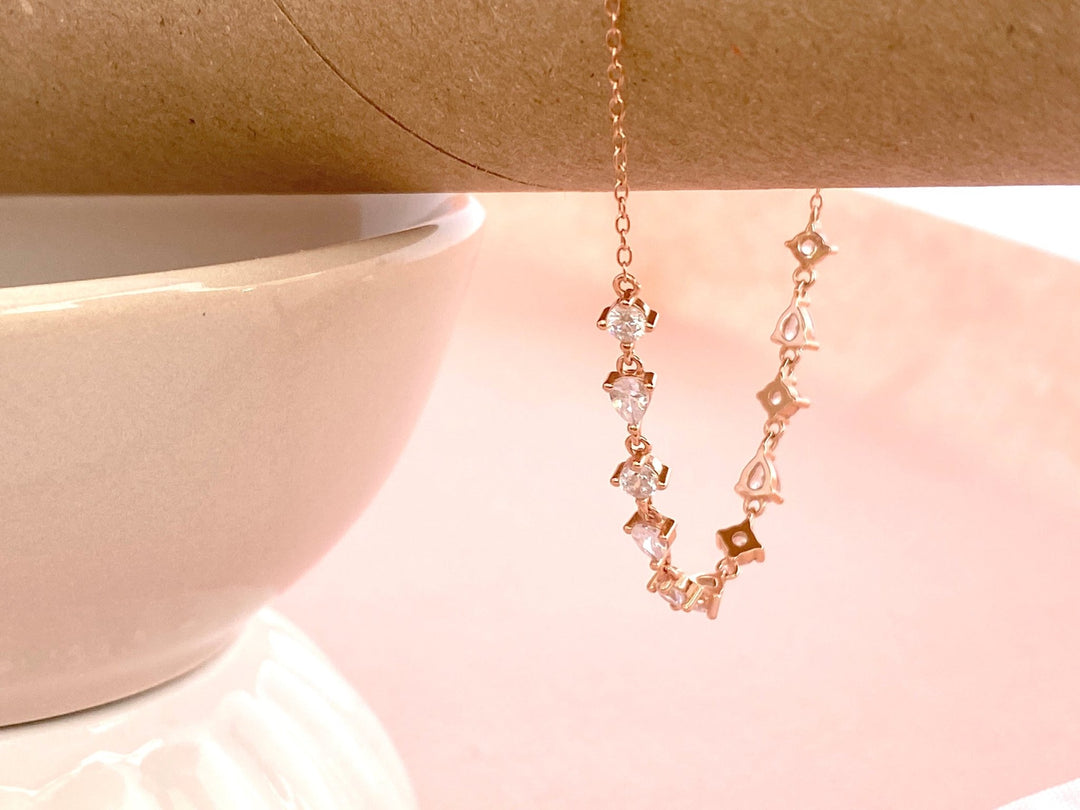 Tolles Armband aus rosévergoldetem Silber mit vielen Kristallen, Steinen, schöner Schmuck, moderner Schmuck von Alicia's Diary