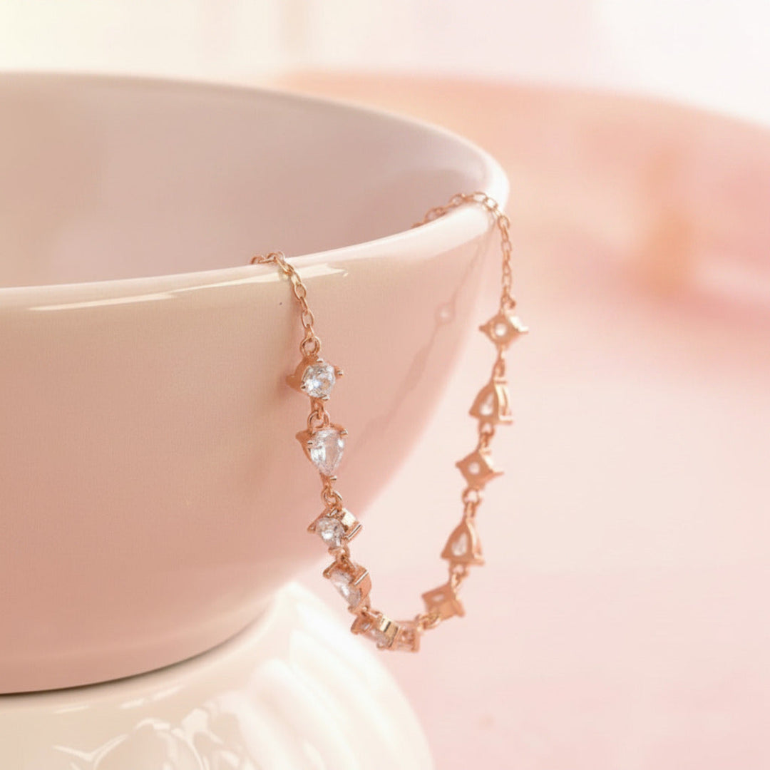 Preciosa pulsera de plata bañada en oro rosa con muchos cristales y piedras; joyería hermosa y moderna de Alicia&