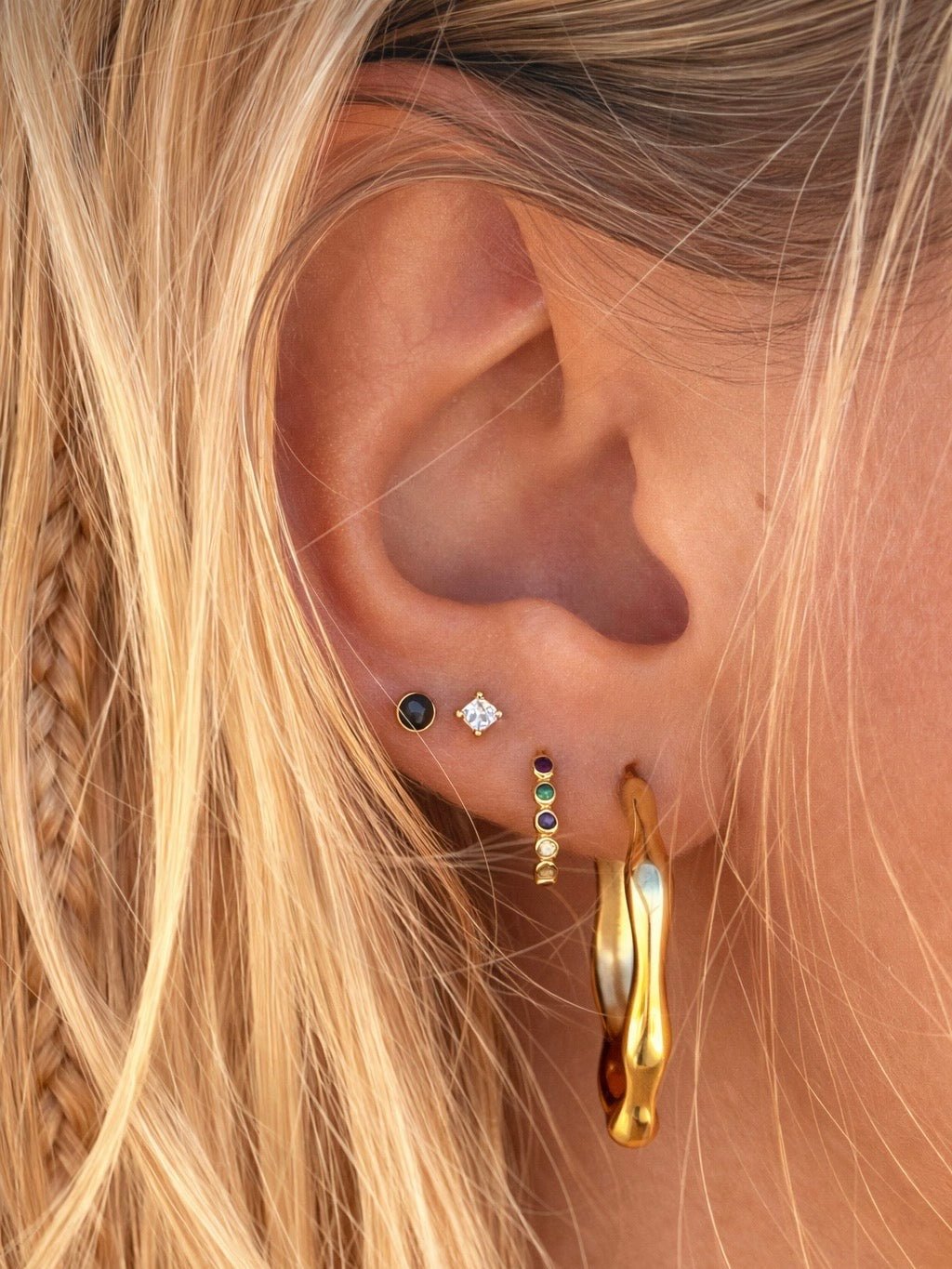 Gold Creolen mit bunten Steinen für den perfekt gestylten Earstack Look in Gold: Regenbogen Creolen mit bunten Steinchen - ALICIA'S DIARY®