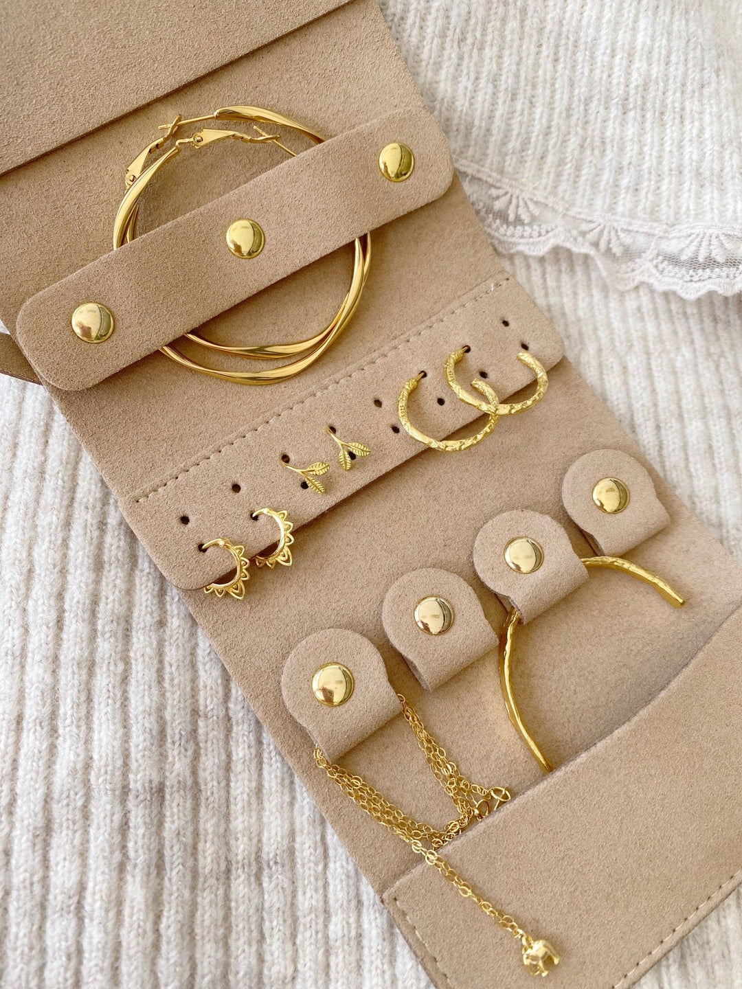 Gold Creolen Floral, kleine Boho Creolen in süßer Schmuckrolle aus veganem Leder von der beliebten Schmuckmarke aus Deutschland