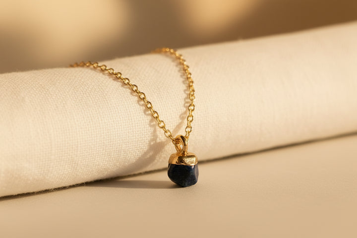 Feine goldene Halskette mit naturbelassenem blauen Stein, dunkler Lapislazuli Schmuck aus dem Alicia&