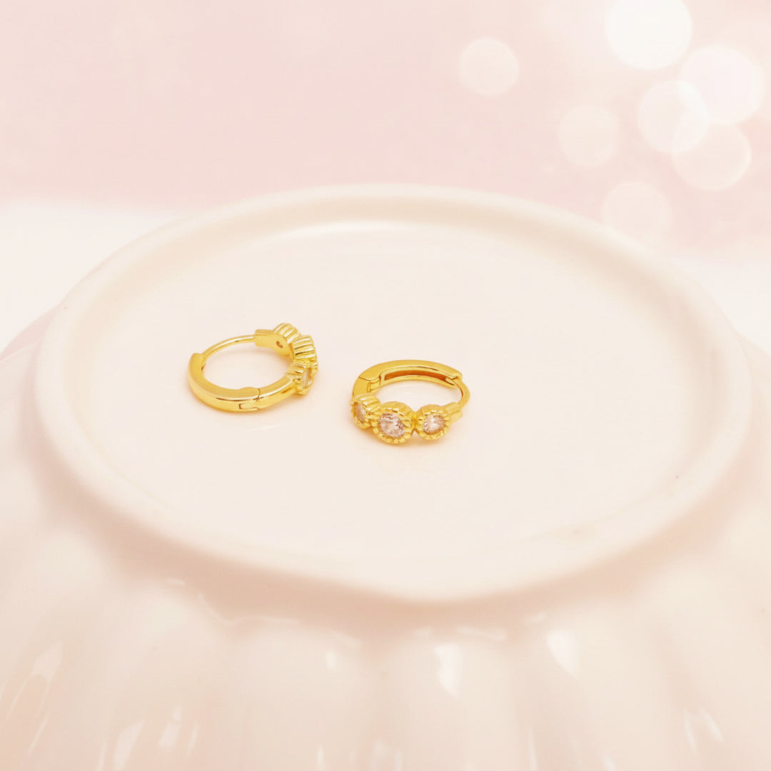 Gold Huggie Ohrringe, cooler Schmuck für junge Frauen aus 925 Silber, vergoldete Ohrringe hautfreundlich, Mini Stein Ohrringe