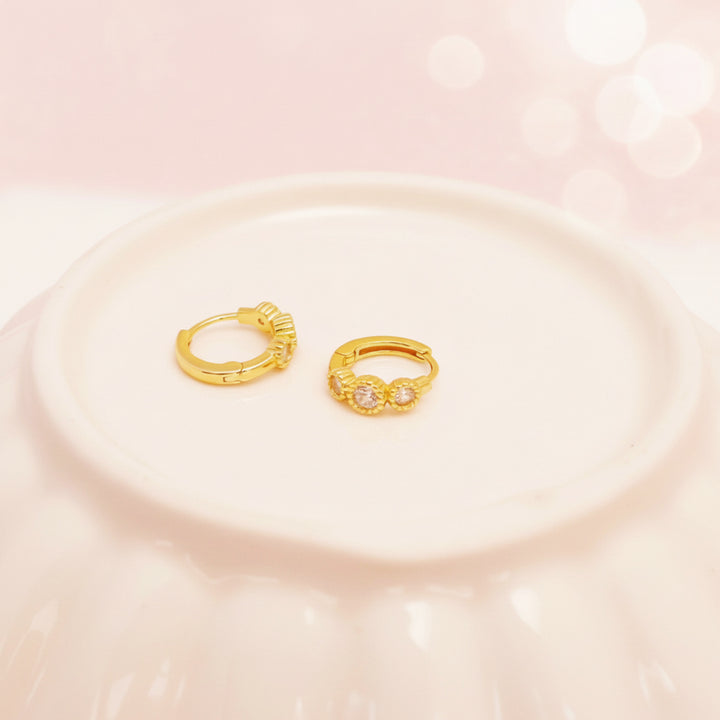 Gold Huggie Ohrringe, cooler Schmuck für junge Frauen aus 925 Silber, vergoldete Ohrringe hautfreundlich, Mini Stein Ohrringe