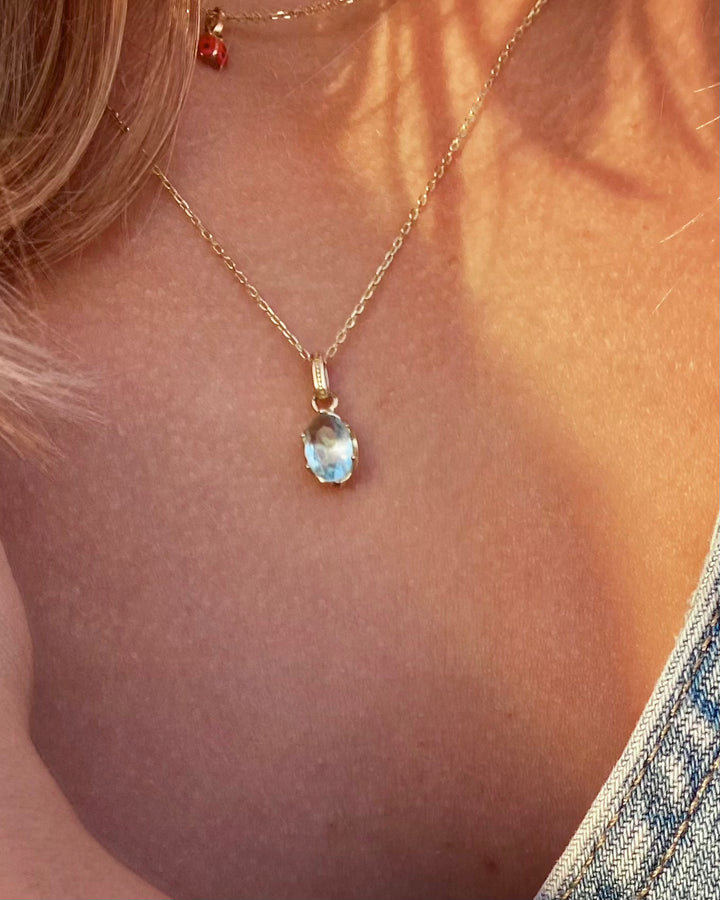 Gold Kette mit blauem Stein wasserfest, lange Kette mit feinen Gliedern und hellblauem Anhänger - ALICIA'S DIARY