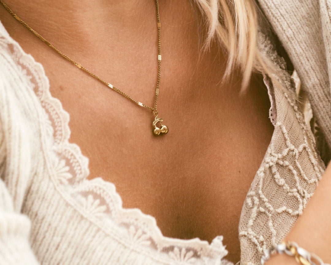 Zarte Edelstahl Halskette gold mit Kirschanhänger, wasserfester Schmuck, hypoallergene Kette für junge Frauen und Kinder