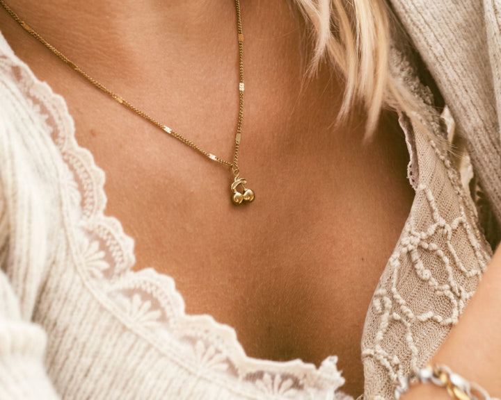 Zarte Edelstahl Halskette gold mit Kirschanhänger, wasserfester Schmuck, hypoallergene Kette für junge Frauen und Kinder