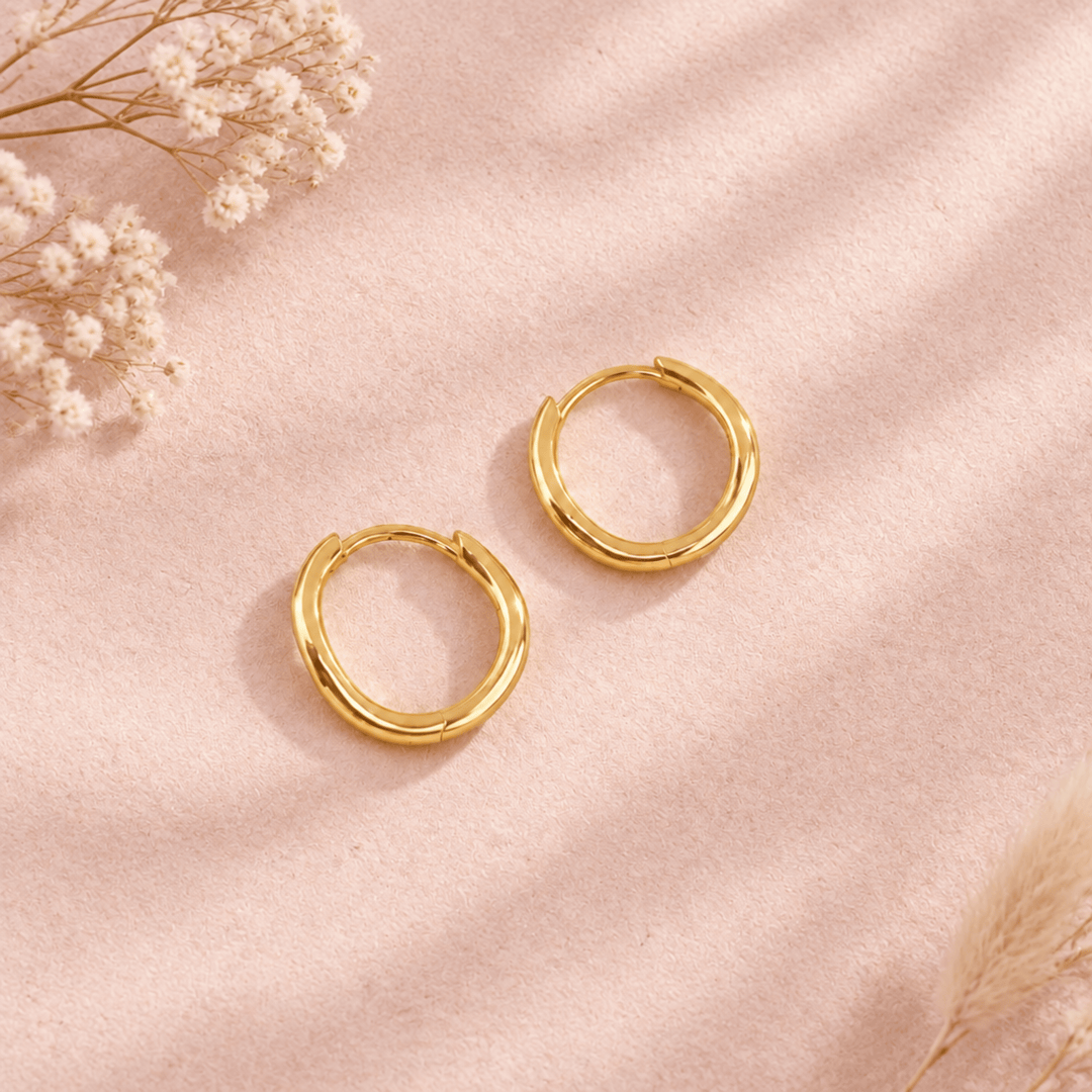 Minimalistische Creolen, kleine Hoops, goldene Ohrringe mit unregelmäßiger Form, geometrische Creolen für junge Frauen
