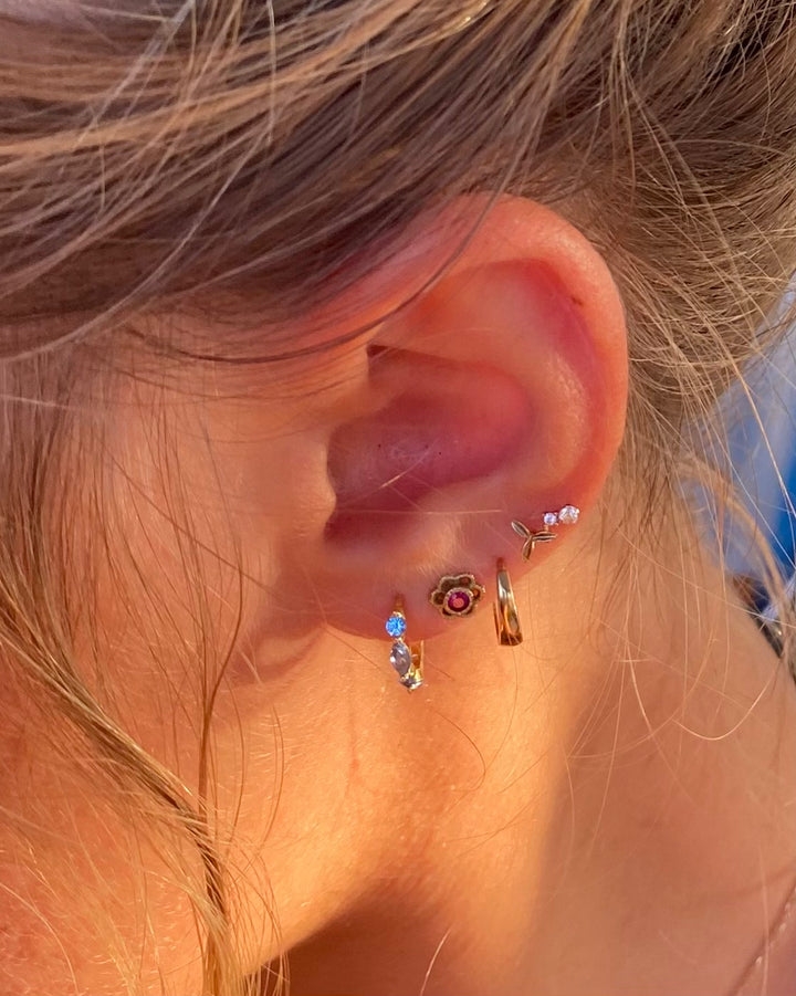 Huggies mit blauen Steinen