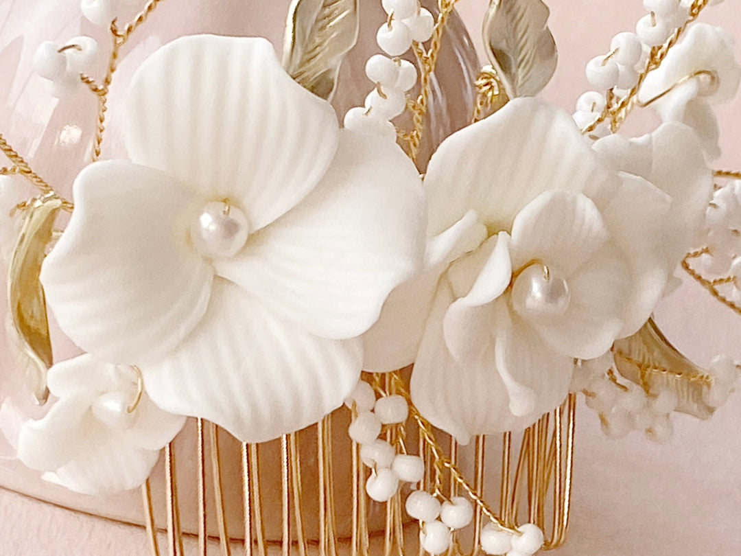 Traumhafter Blumen-Haarschmuck mit Süßwasserperlen und Blüten, gold, von Alicia's Diary