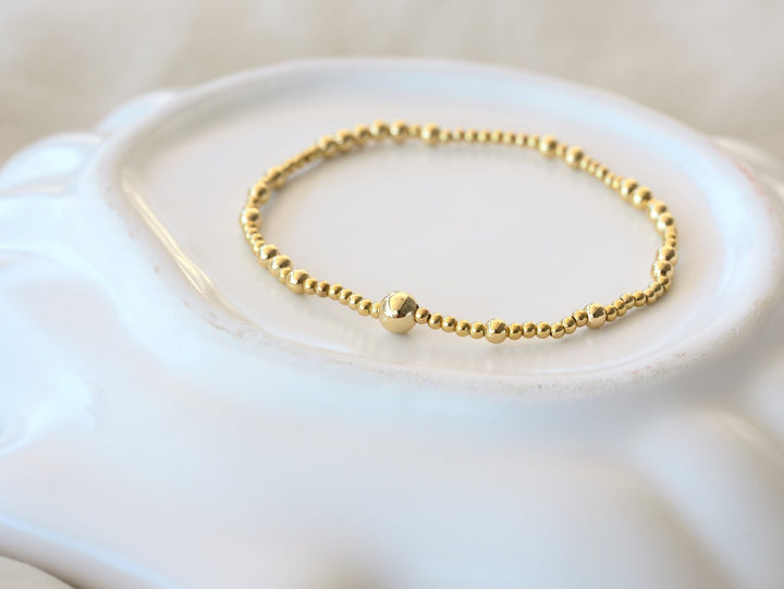 Dünnes dehnbares Armband mit Perlen, gold, aus wasserfestem Edelstahl, cooler Schmuck zum Kombinieren von Alicia's Diary