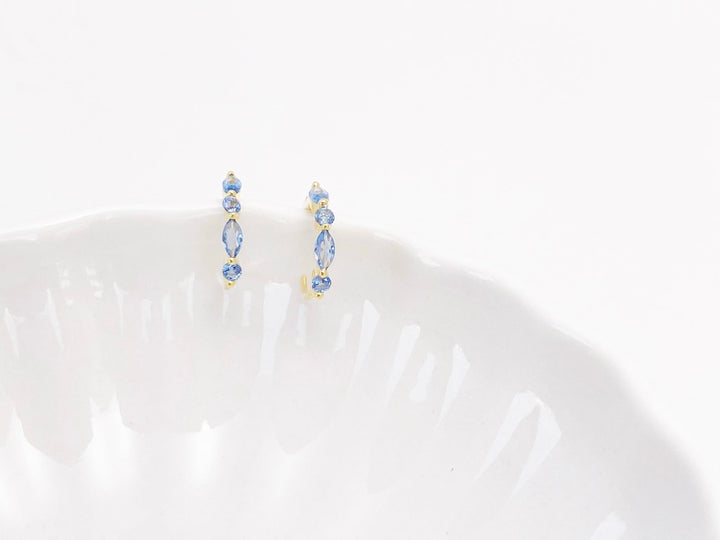 Sehr kleine Creolen mit blauen Steinen aus vergoldetem Sterlingsilber von ALICIA'S DIARY