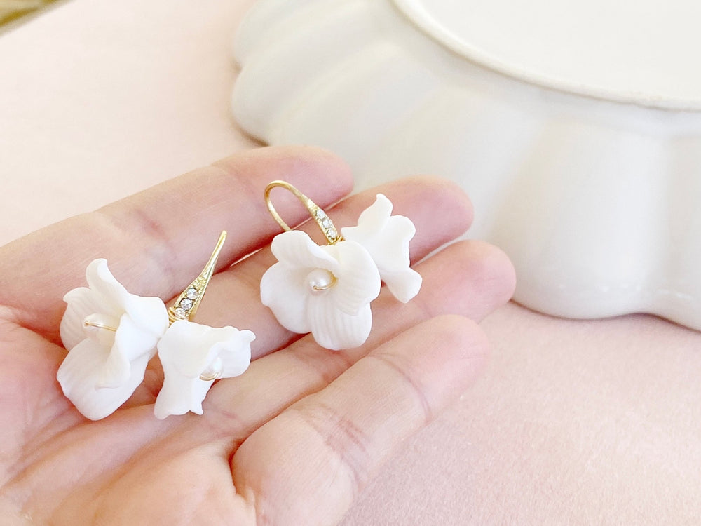 Goldene Brautschmuck Ohrringe mit Blumen und Perlen von Alicia's Diary