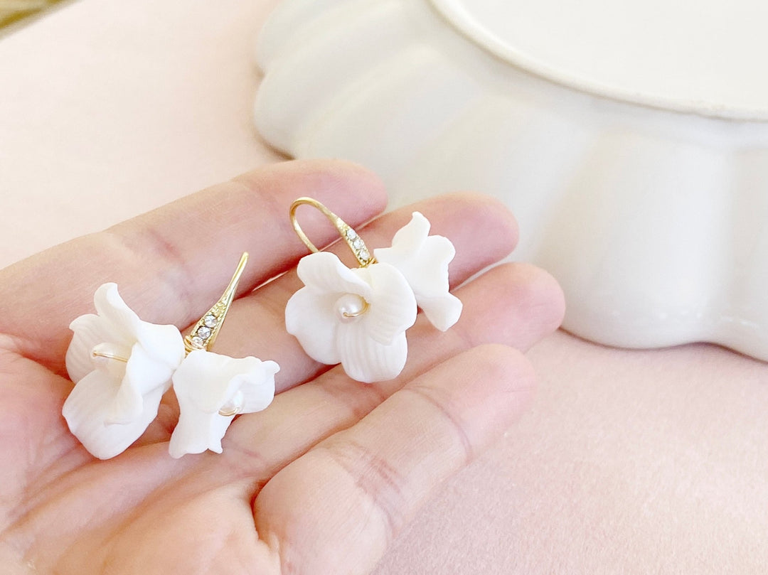 Goldene Brautschmuck Ohrringe mit Blumen und Perlen von Alicia's Diary