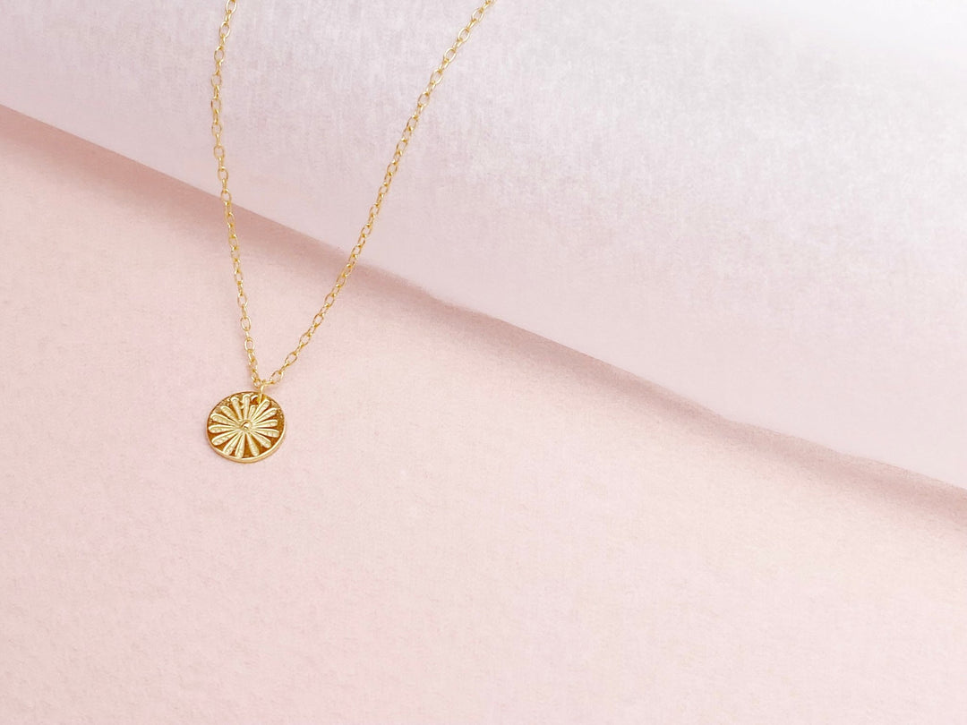 Pure Silberkette mit galvanischer Vergoldung im minimalistischem Stil mit Coin Charm und Sonnensymbol