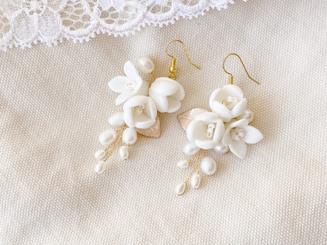 Goldene Hängeohrringe mit Perlen und weißen Blumen für Braut und Hochzeit von Alicia's Diary