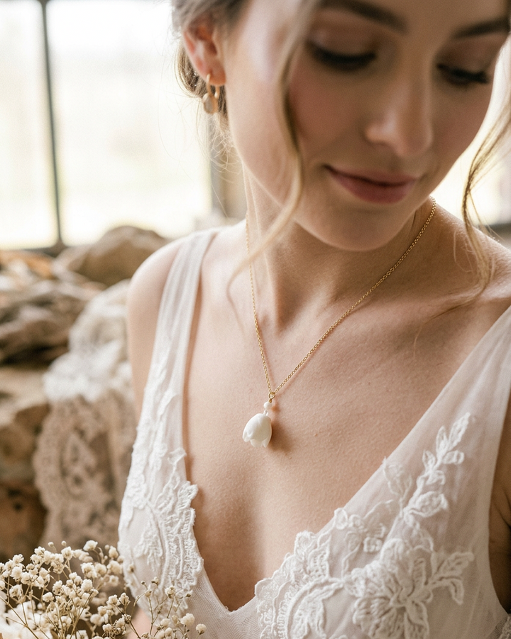 Collier de mariée doré avec fleur blanche | JULIE