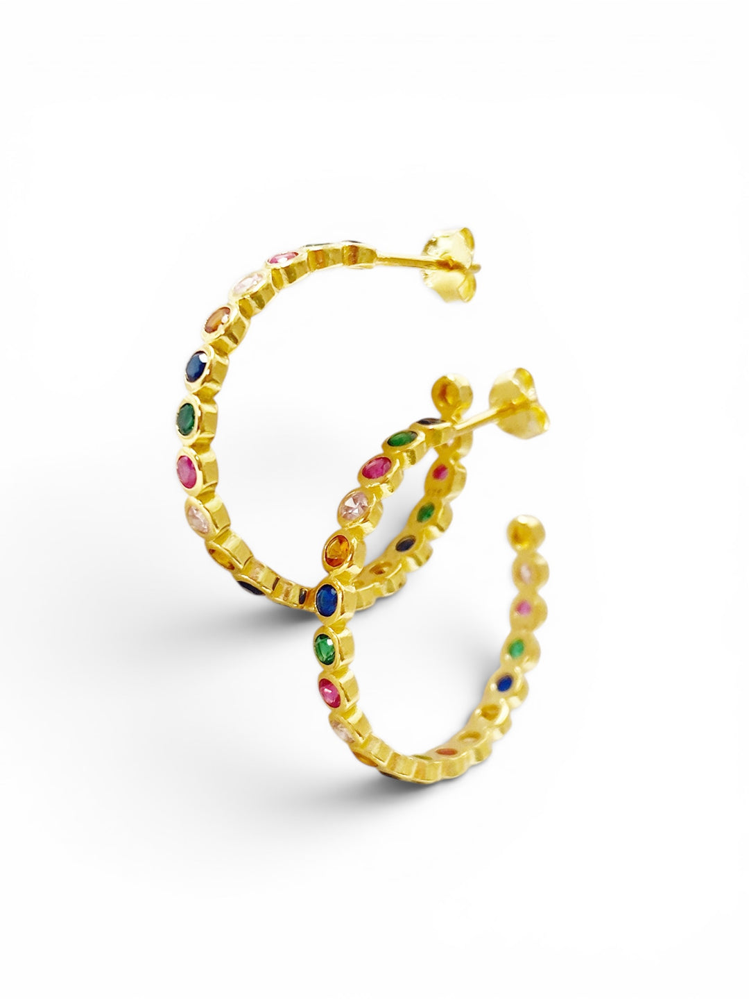 Goldene Creolen mit bunten Steinen, C-Cuff Creolen, offene Creolen, Ohrringe aus 925 Silber von Alicia's Diary