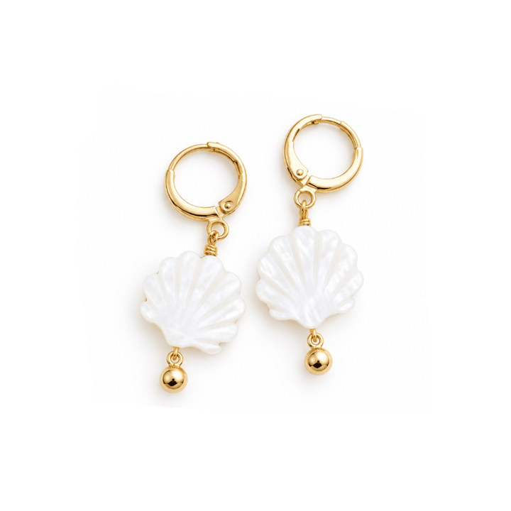 Goldene Huggies mit echten Muscheln aus Perlmutt und kleiner Kugel, lange Muschel Ohrringe, Beach Style Schmuck