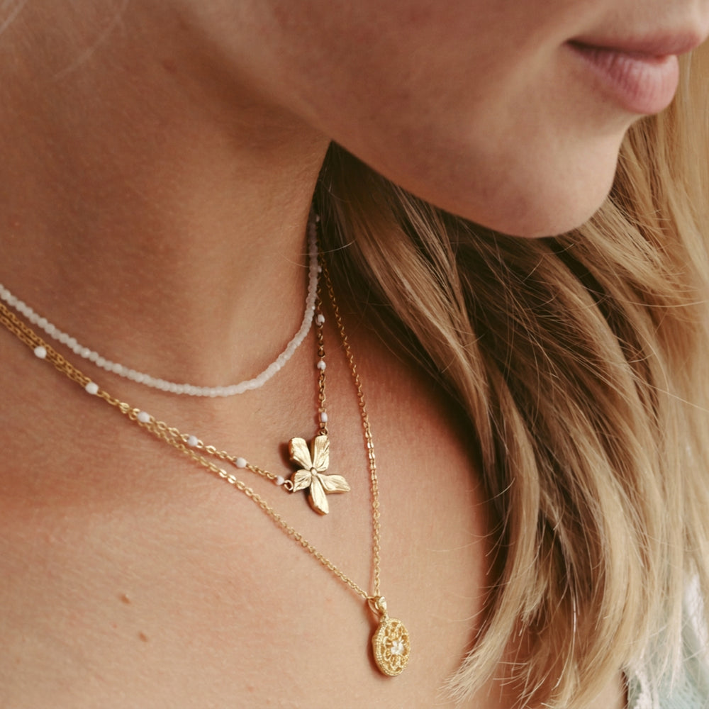 Wasserfeste Halsketten: Mondstein Schmuck, Edelstahl Kette mit Hibiskus Anhänger, vergoldete Silberkette mit Medaillon