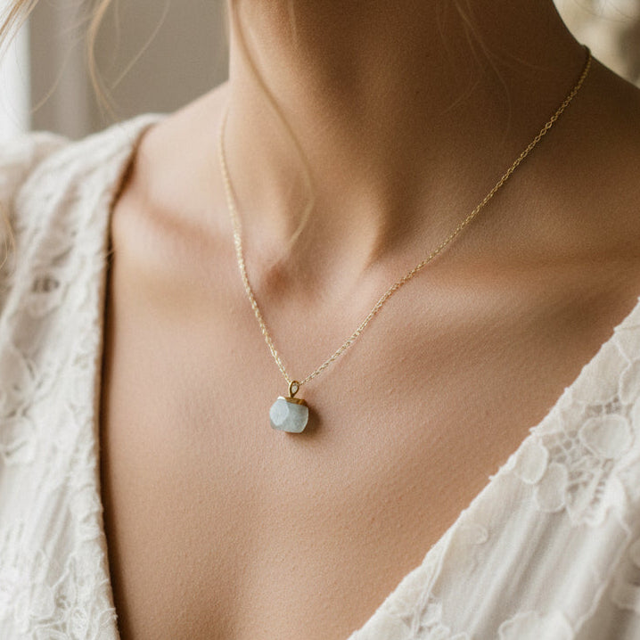 Goldkette für Damen mit grün blauem Stein Anhänger, boho Schmuck, besonderer Schmuck für junge Frauen