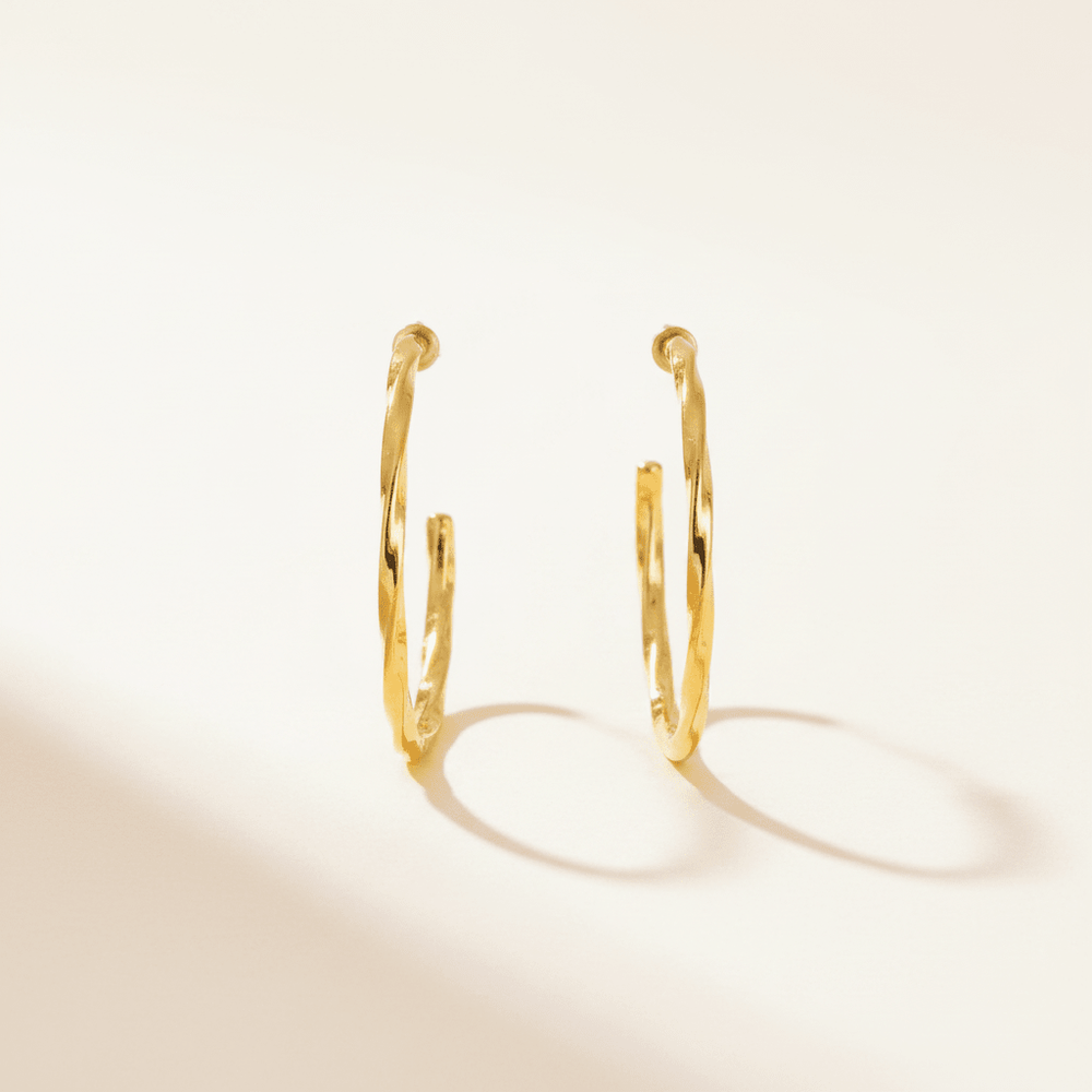 Goldene Creolen 4 cm große Ohrringe minimalistischer Style, gedrehte Creolen für Frauen, wasserfester Schmuck Alicia's Diary