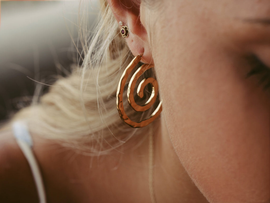 Ear Stack gold, Edelstahl Schmuck an junger Frau mit blonden Haaren, schöner Schmuck von Alicia&