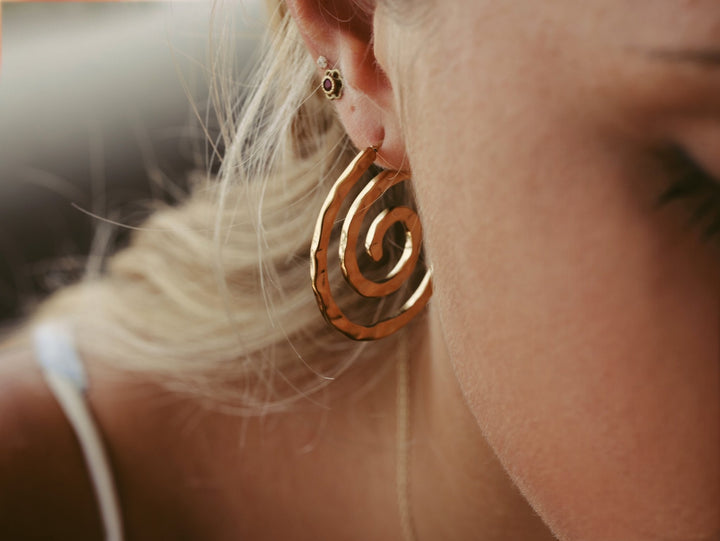 Ear Stack gold, Edelstahl Schmuck an junger Frau mit blonden Haaren, schöner Schmuck von Alicia&