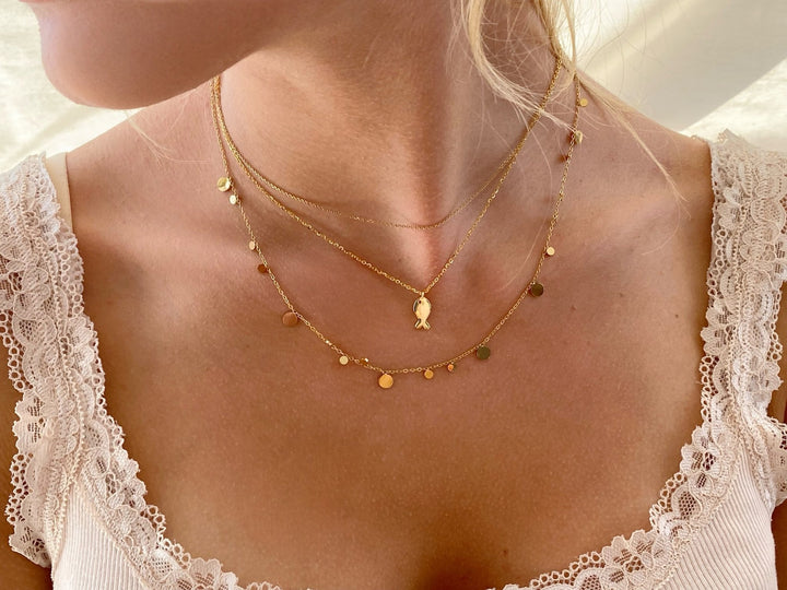 Zartes Necklace Layering gold im Boho Stil, Halskette mit Fisch Anhänger und Kette mit Plättchen von Alicia's Diary