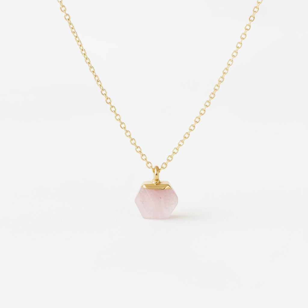 Dezente goldene Halskette mit rosafarbenem Edelstein, Kette mit Erdbeerquarz Anhänger, Prinzessinnen Schmuck von Alicia&