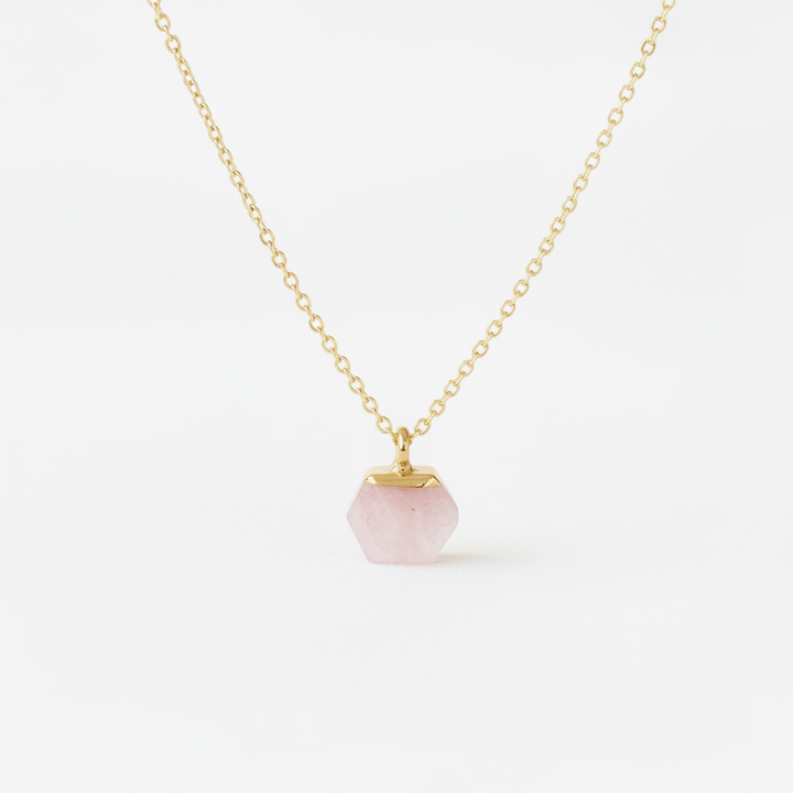 Dezente goldene Halskette mit rosafarbenem Edelstein, Kette mit Erdbeerquarz Anhänger, Prinzessinnen Schmuck von Alicia&