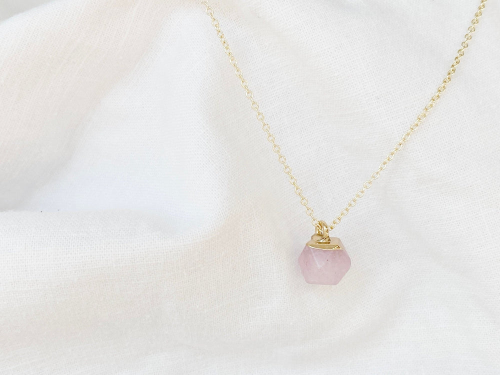 Dezente goldene Kette mit rosafarbenem Edelstein, Halskette mit Erdbeerquarz Anhänger, Prinzessinnen Schmuck von Alicia's Diary