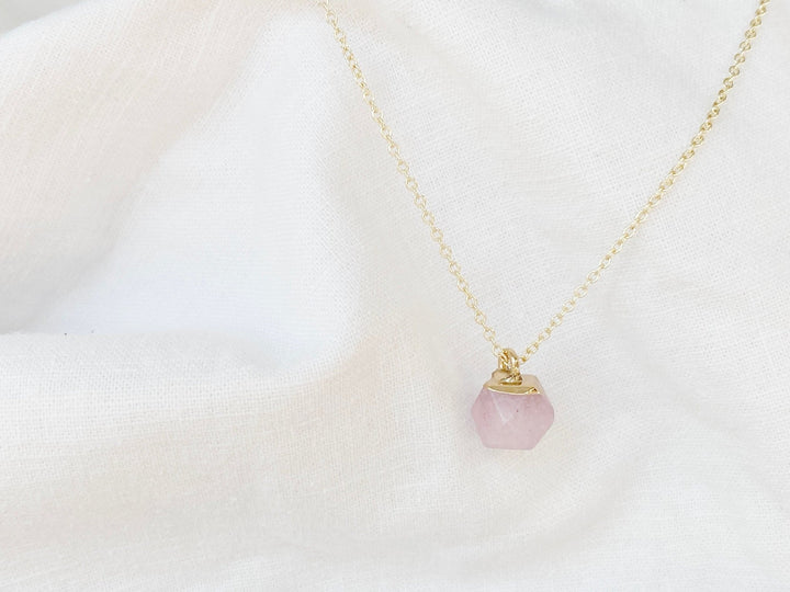 Dezente goldene Kette mit rosafarbenem Edelstein, Halskette mit Erdbeerquarz Anhänger, Prinzessinnen Schmuck von Alicia&