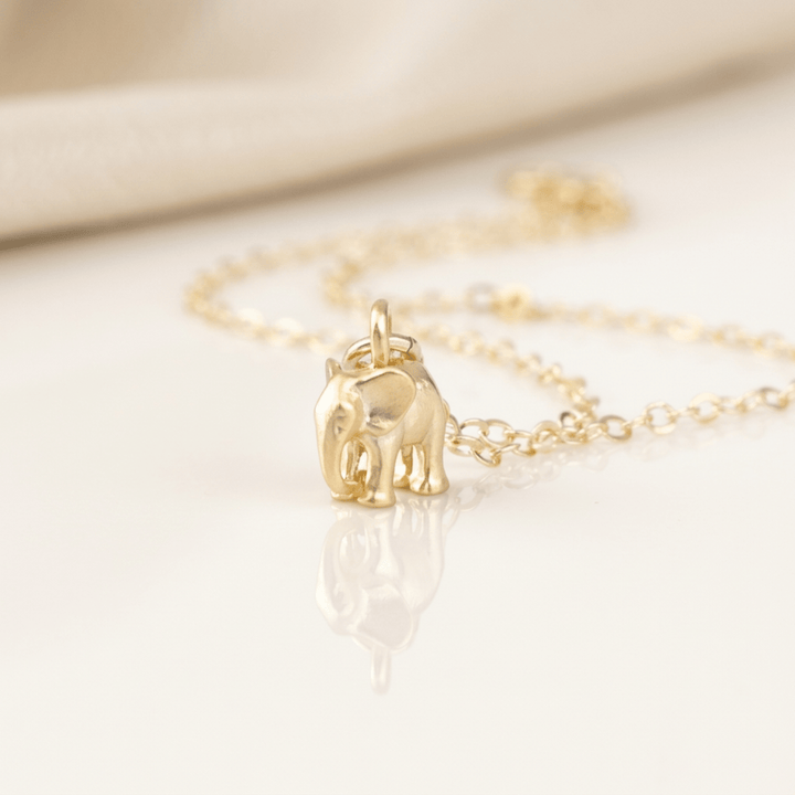 Nahaufnahme des goldenen Elefanten Charm mit feinen Kettengliedern, Halskette mit Elefanten Charm, naturgetreuer Elefant, Schmuck mit Elefanten gold online bestellen