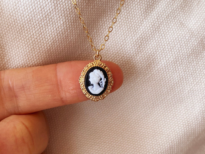 Goldene hautfreundliche Halskette mit Kamee Anhänger für junge Frauen von ALICIA'S DIARY