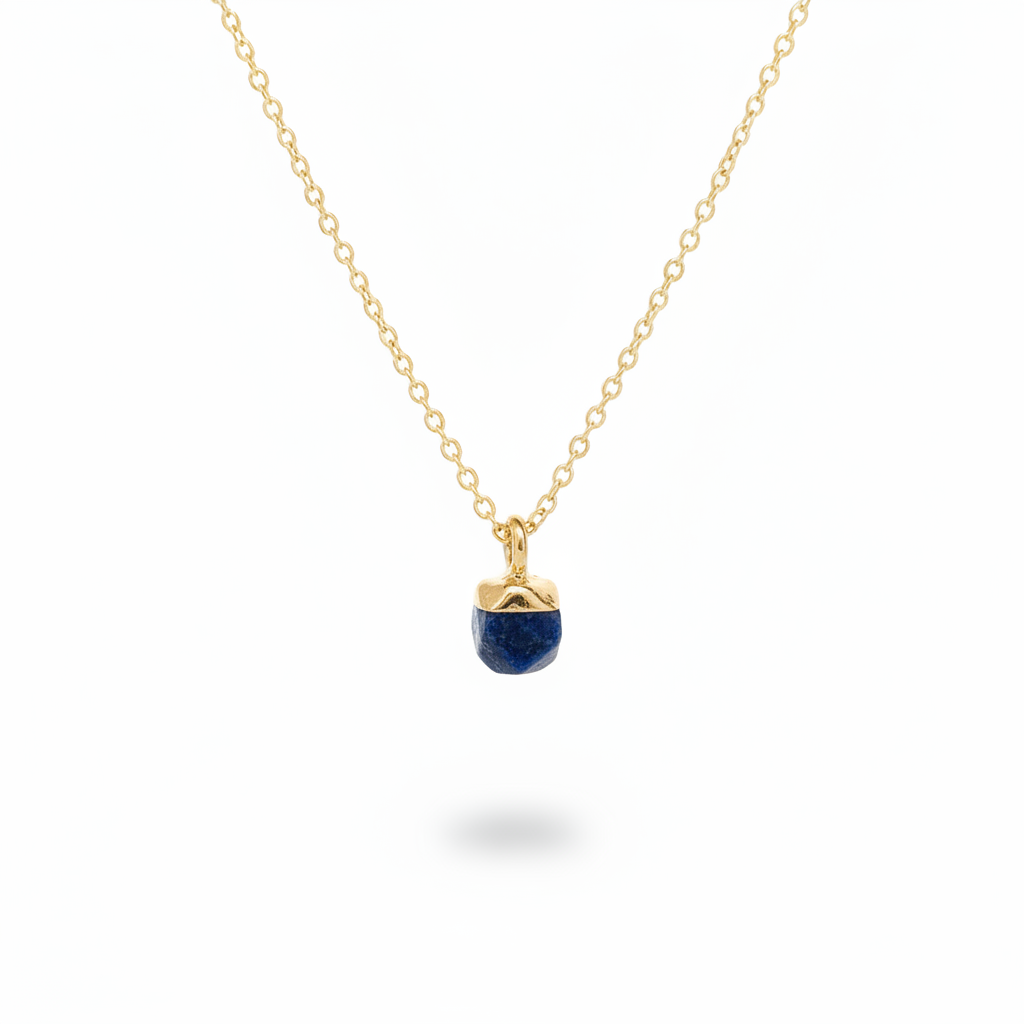 Dezente goldene Halskette mit naturbelassenem blauen Stein, dunkler Lapislazuli Schmuck aus dem Alicia&