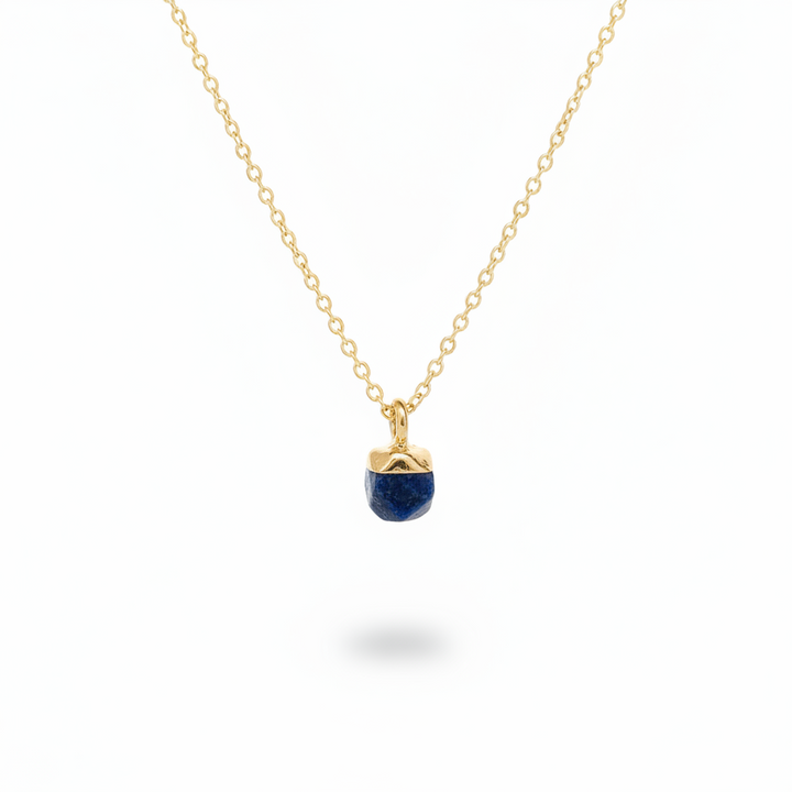 Dezente goldene Halskette mit naturbelassenem blauen Stein, dunkler Lapislazuli Schmuck aus dem Alicia&