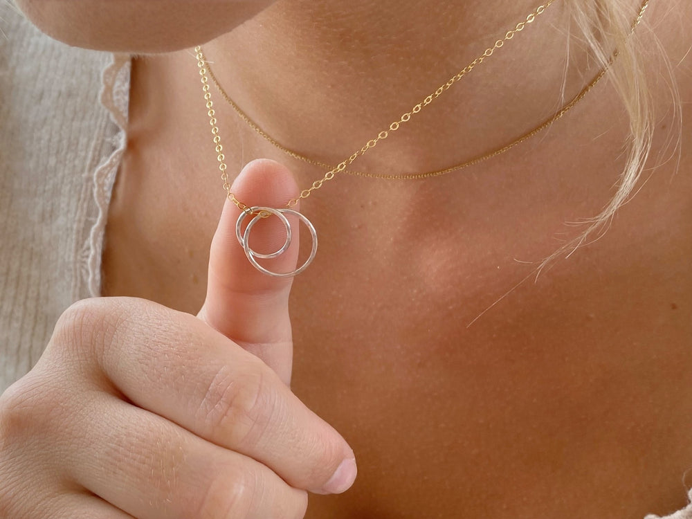 Bicolor Halskette gold und silber mit zwei gehämmerten Ringen aus dem besten Schmuck Online Shop Alicia's Diary