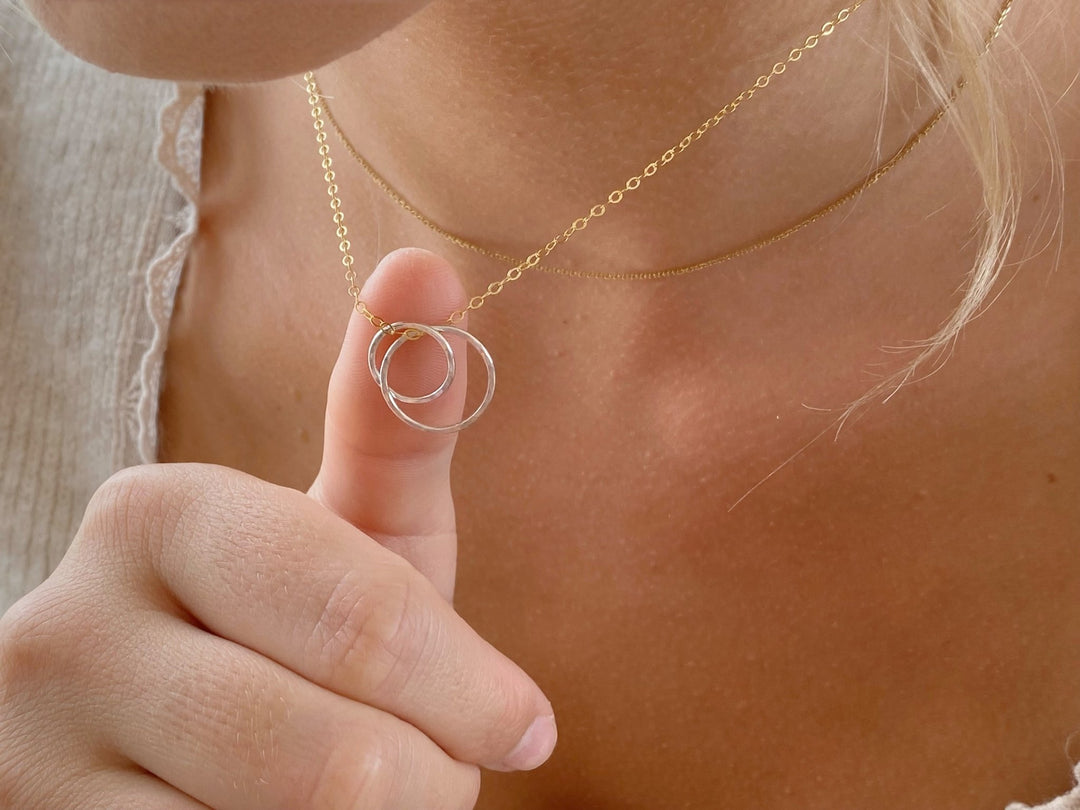 Bicolor Halskette gold und silber mit zwei gehämmerten Ringen aus dem besten Schmuck Online Shop Alicia's Diary