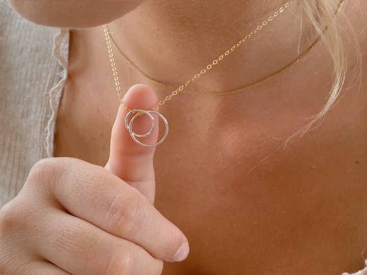 Bicolor Halskette gold und silber mit zwei gehämmerten Ringen aus dem besten Schmuck Online Shop Alicia's Diary