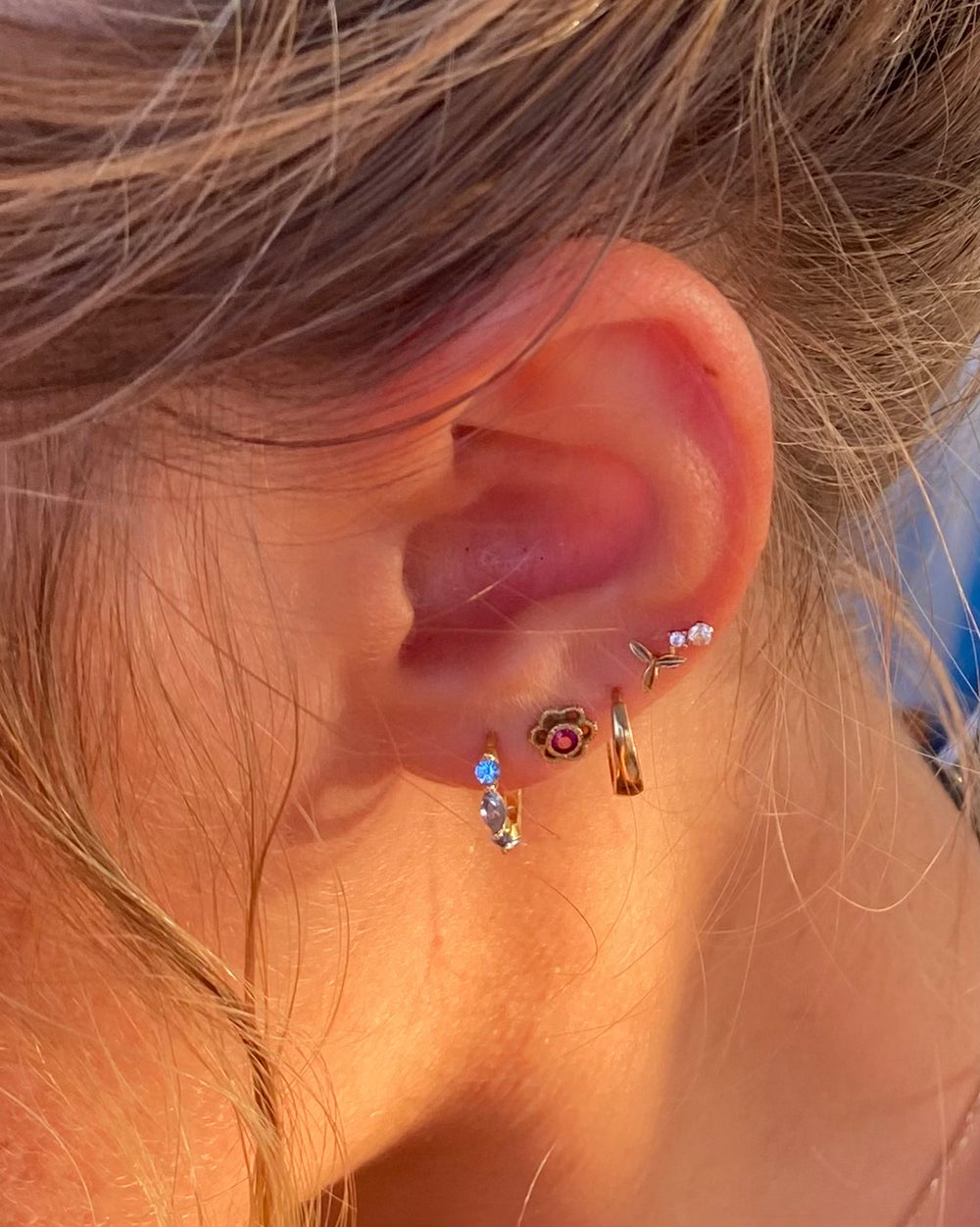 Goldene Huggie Creolen mit blauen Steinen von ALICIA'S DIARY