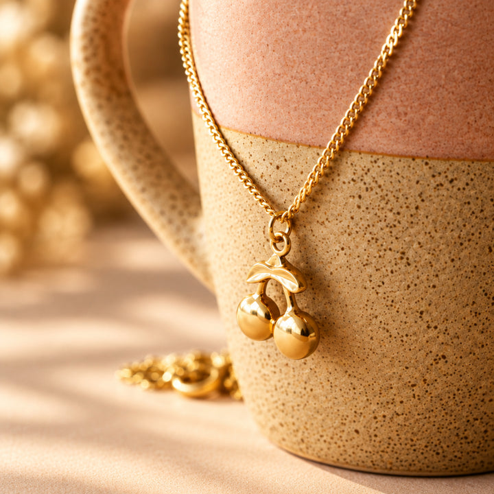 Goldene Edelstahl Halskette mit dreidimensionalem Kirsch Charm, Kette mit Frucht und Obst Anhänger, Kirsch Schmuck für junge Frauen, Teenager und Kinder