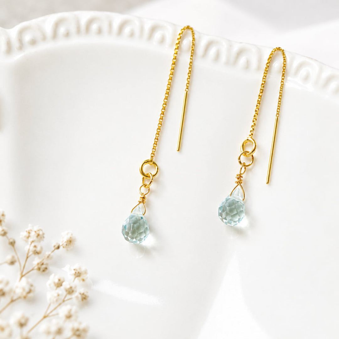 Goldene Kettenohrringe mit blauem Kristalltropfen und feiner Venezianerkette
