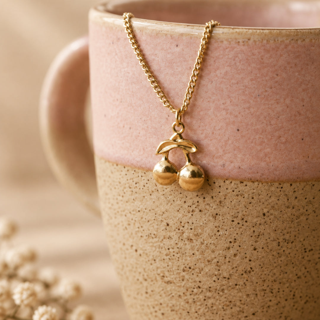 Goldene Edelstahl Halskette mit Kirschanhänger, wasserfester Schmuck für junge Frauen, hypoallergene Kette mit Kirschen