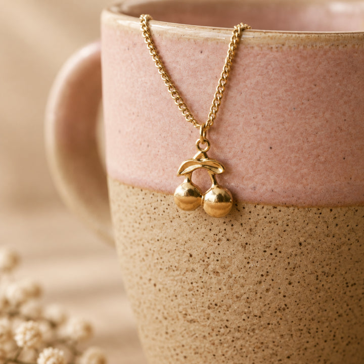 Goldene Edelstahl Halskette mit Kirschanhänger, wasserfester Schmuck für junge Frauen, hypoallergene Kette mit Kirschen