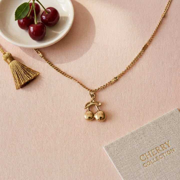 Wasserfester Schmuck: Goldene Kette für Damen aus Edelstahl mit dreidimensionalem Kirschanhänger, Kette mit Frucht und Obst, Kirsch Schmuck