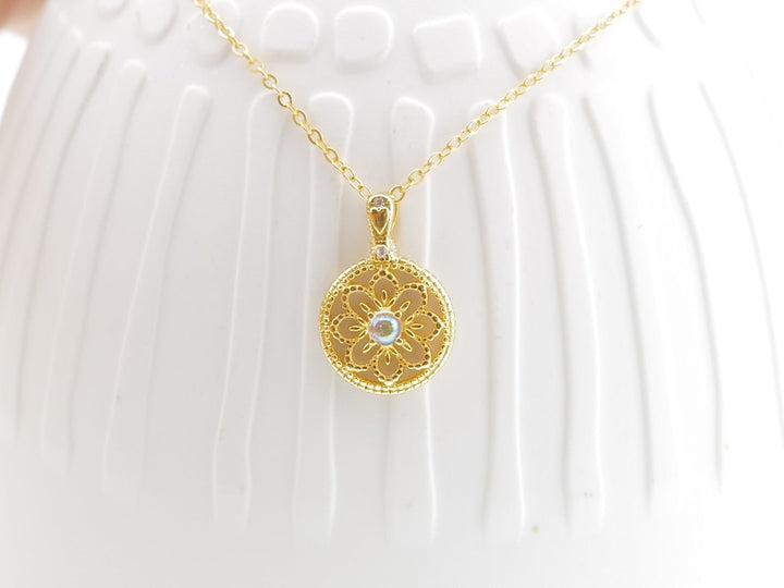Romantische Halskette gold mit Perlmutt aus dem Schmuck Online Shop Alicia's Diary