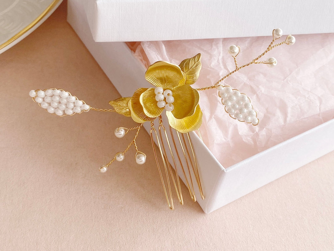 Goldener Hochzeitsschmuck für deine Brautfrisur, goldene Blüten aus dem Alicia's Diary Brautmoden Shop